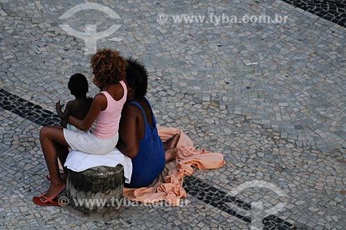  Subject: Homeless family on the sidewalk of zona sul region  / Place:  Rio de janeiro city - Rio de Janeiro state - Brazil  / Date: 01/02/2009 