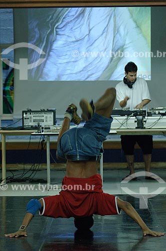  Subject: Person dancing breakdance - one of the expressions of Hip Hop - SESC Niteroi  / Place:  Niteroi city - Rio de Janeiro state - Brazil  / Date: Setembro de 2007 