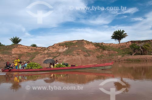  Subject: Typical boat crossing the Xapuri river  / Place: Xapuri city - Acre state - Brazil / Date: 01/11/2009 