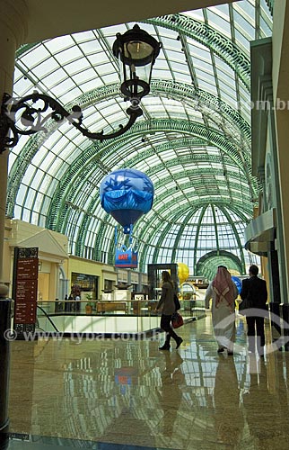  Subject: People wearing tradicional clothes in the luxurious Mall of Emirates  / Place: Dubai - United Arab Emirates  / Date: Janeiro 2009 