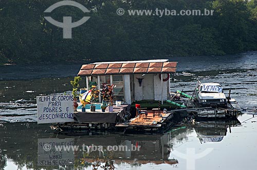 Subject: Floating house in the channel do Cunha, Guanabara Bay  / Place:  Rio de Janeiro city - Rio de Janeiro state - Brazil  / Date: 05/2007 