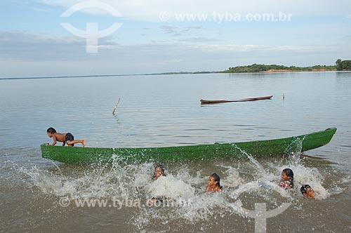  Subject: Riparian children playing with a canoe in the river  / Place: Barreirinha city - Amazonas state - Brazil  / Date: 12/01/2006 