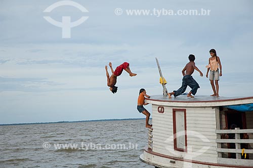  Subject: Riparian children playing with a boat in the river  / Place: Barreirinha city - Amazonas state - Brazil  / Date: 13/01/2006 