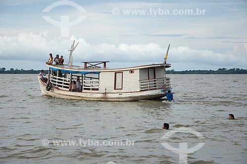  Subject: Thypical boat from Amazon rainforest in  Freguesia do Andirá  / Place: Barreirinha city - Amazon state - Brazil  / Date: 13/01/2006 