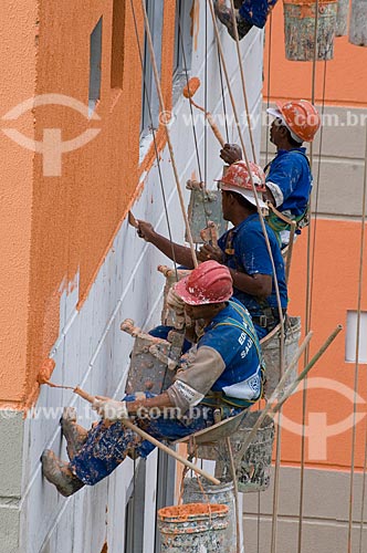  Subject: Growth Acceleration Program (Programa de Aceleracao do Crescimento - PAC) aim to improve the countrys infrastructure - workers painting a building of Poesi Housing - Complexo do Alemao  / Place:  Rio de Janeiro city - Rio de Janeiro state  