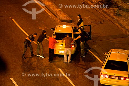  Subject: Young guys are stopped by policemen during night blitz in the streets of Zona Sul  / Place:  Rio de Janeiro city - Rio de Janeiro state - Brazil  / Date: 16/05/2010 