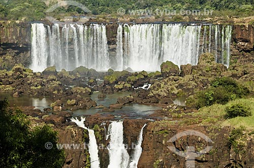  Subject: Argentinian side of Iguaçu falls seen from Brazil in Iguaçu National Park - the park was declared Natural Heritage of Humanity by UNESCO  / Place: Foz do Iguaçu - Parana state - Brazil  / Date: 07/06/2009 
