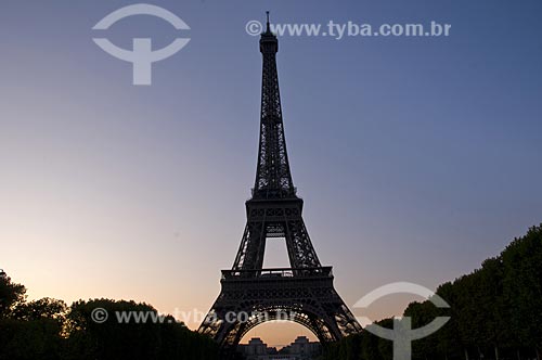  Subject: Silhouette of Eiffel Tower and Champ de Mars / Place: Paris - France / Date: 09/2009 