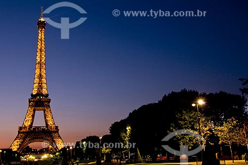  Subject: Eiffel Tower lightened during sunset / Place: Paris - France / Date: 09/2009 
