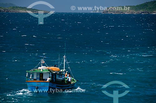  Subject: Fishing boat leaving the Ferradurinha Beach  / Place:  Buzios city - Rio de Janeiro state - Brazil  / Date: 12/2008 