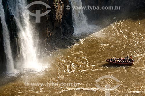  Subject: Boat with tourists of the Macuco Safari company in the Iguacu Waterfalls, in the Iguaucu National Park  / Place:  Foz do Iguacu - Parana state - Brazil  / Date: 06/2009 