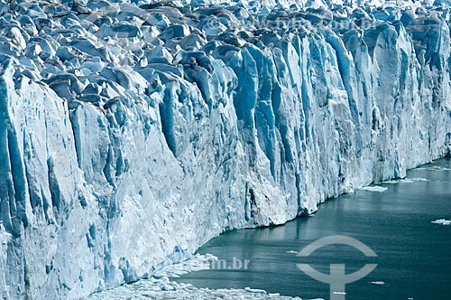  Subject: Ice pieces on the water called Perito Moreno Glacier in Los Glaciares National Park - the park was declared a World Heritage Site by UNESCO in 1981  / Place:   Patagonia - Argentina  / Date: 19/02/2010 