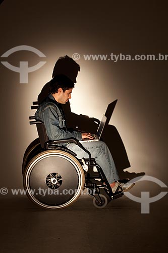  Subject: Man using a computer in a wheelchair  / Place:  Rio de Janeiro city - Rio de Janeiro state - Brazil  / Date: 08/06/2010 