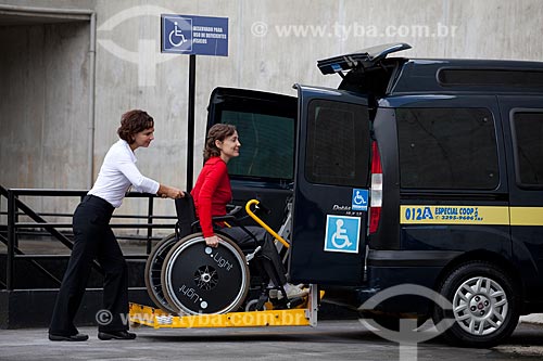  Subject: Woman getting off an adapted taxi, lift equipped to transport wheelchair users  / Place:  Rio de Janeiro city - Rio de Janeiro state - Brazil  / Date: 12/06/2010 