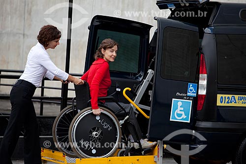  Subject: Woman getting off an adapted taxi, lift equipped to transport wheelchair users  / Place:  Rio de Janeiro city - Rio de Janeiro state - Brazil  / Date: 12/06/2010 