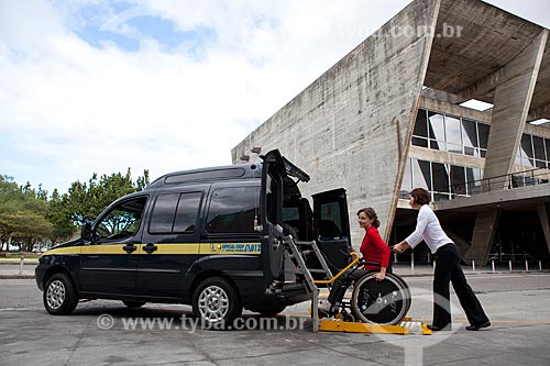  Subject: Wheelchair users getting on a lift eqquiped taxi in front of Modern Art Museum - MAM  / Place:  Rio de Janeiro city - Rio de Janeiro state - Brazil  / Date: 12/06/2010 