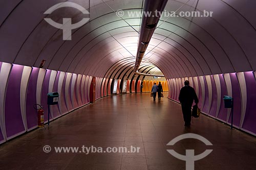 Subject: Passengers walking through Metro corridor in Arcoverde Station  / Place:  Rio de Janeiro city - Rio de Janeiro state - Brazil  / Date: 08/06/2010 
