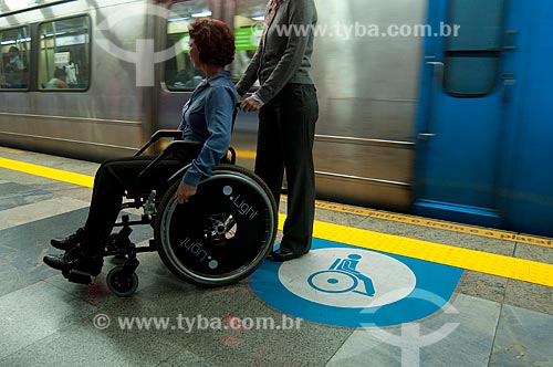  Subject: Woman with disability on the platform of a metro station  / Place:  Rio de Janeiro city - Rio de Janeiro state - Brazil  / Date: 08//06/2010 