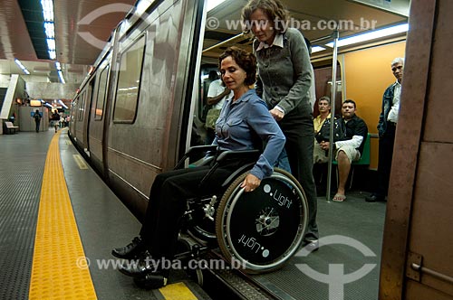  Subject: Woman with disability gets off the train at metro station  / Place:  Rio de Janeiro city - Rio de Janeiro state - Brazil  / Date: 08//06/2010 