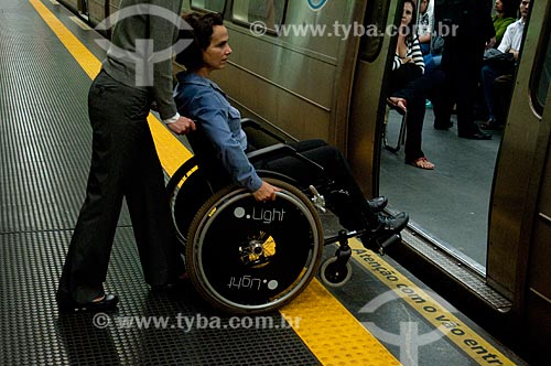  Subject: Woman with disability gets on the train at Glória metro station  / Place:  Rio de Janeiro city - Rio de Janeiro state - Brazil  / Date: 08//06/2010 