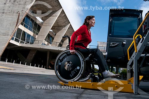  Subject: Wheelchair users getting on a lift eqquiped taxi in front of Modern Art Museum - MAM  / Place:  Rio de Janeiro city - Rio de Janeiro state - Brazil  / Date: 12/06/2010 
