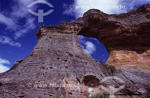  Subject: Assunto: Tip of a mountain range with wall sculptured in sedimentary rocks, including a 