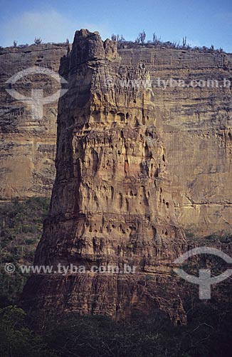  Subject: Towering Cliff of Serra Branca, in the Jeremoabo area  / Place:  Raso Catarina  - Bahia state - Brazil  / Date: 1995 
