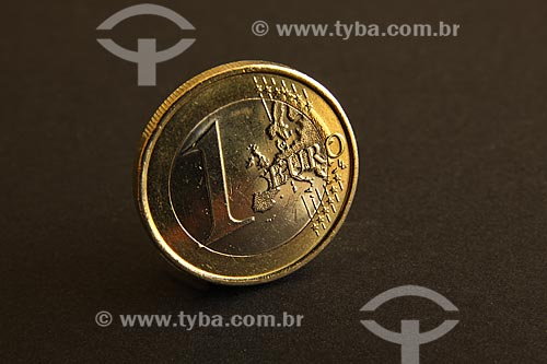 Subject: Macro detail of an one euro coin / Place: Studio / Date: 05/2010 