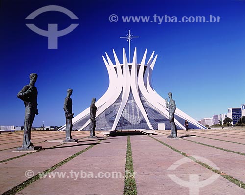  Sculpters made of brass of the Four Evangelists by Alfredo Ceschiatti, in front of the Cathedral of Brasilia - Oscar Niemeyer project   - Brasilia city - Brazil