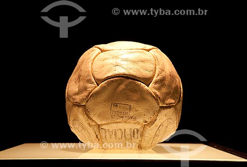  Subject: Ball used by Pelé to score his thousandth goal at Jornalista Mario Filho stadium, also known as Maracanã  / Place:  Rio de Janeiro city - Rio de Janeiro state - Brazil  / Date: 06/2010 