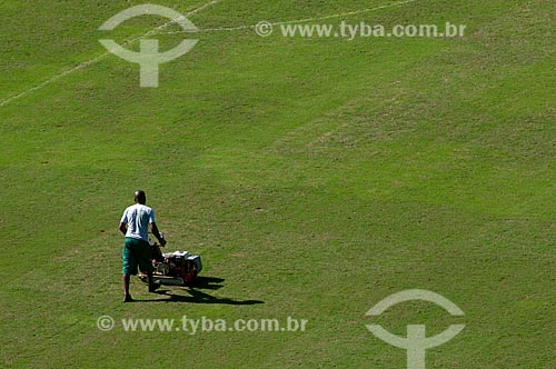  Subject: Worker cutting the grass at Jornalista Mario Filho stadium, also known as Maracanã  / Place:  Rio de Janeiro city - Rio de Janeiro state - Brazil  / Date: 06/2010 