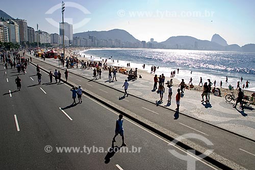 Subject: People walking on the Copacabana Beach coast with Sugar Loaf in the background  / Place:  Rio de Janeiro city - Rio de Janeiro state - Brazil  / Date: 05/2008 