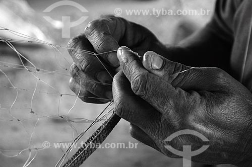  Subject: Detail of hand as fishermen doing  fishing net at Colônia de Pescadores do Parque União  (Fishermen`s Colony Park Union)  / Place:  Rio de Janeiro city - Rio de Janeiro state - Brazil  / Date: 10/2007 