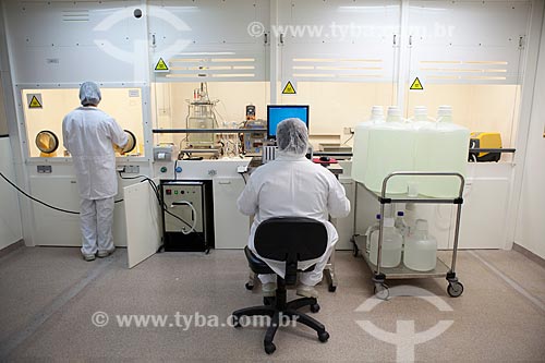  Subject: Preparing of the HIB vaccine in a fume hood in the Technological Complex of vaccines in the Oswaldo Cruz Foundation  / Place:  Rio de Janeiro city - Rio de Janeiro state - Brazil  / Date: 02/09/2010 