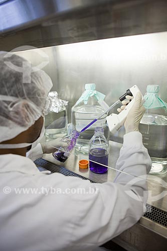  Subject: Preparing of the HIB vaccine in a fume hood in the Technological Complex of vaccines in the Oswaldo Cruz Foundation  / Place:  Rio de Janeiro city - Rio de Janeiro state - Brazil  / Date: 02/09/2010 