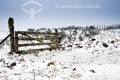  Subject: Gate and fence on a landscape covered by snow / Place: Urubici - Santa Catarina state (SC) - Brazil / Date: 05/08/2010 