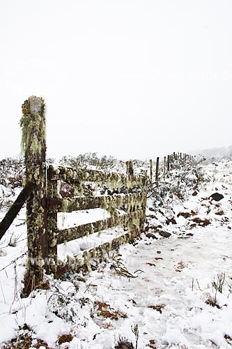  Subject: Gate and fence on a landscape covered by snow / Place: Urubici - Santa Catarina state (SC) - Brazil / Date: 05/08/2010 
