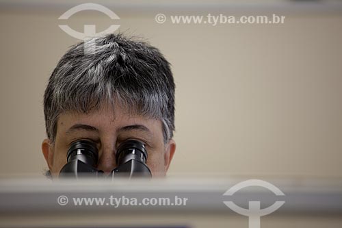  Subject: Woman working on a microscope of the DIPAT (Division of Pathology)  / Place:  Vila Isabel - Rio de Janeiro city - Rio de Janeiro state - Brazil  / Date: 09-2010 