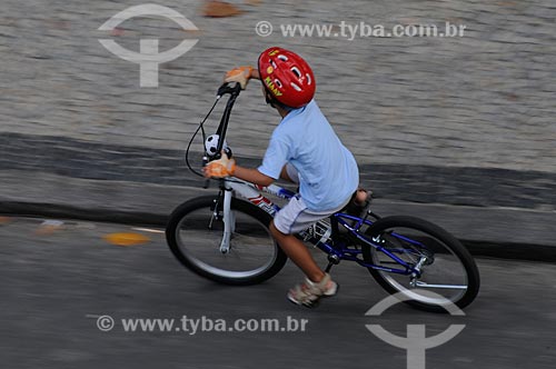  Subject: Child riding a bike in the bicycle path of the Arpoador  / Place:  Rio de Janeiro city - Rio de Janeiro state - Brazil  / Date: 01/01/2009 