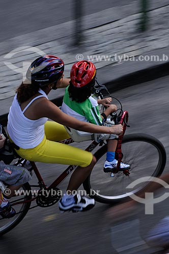  Subject: Mother and son riding a bike in the bicycle path of Arpoador  / Place:  Rio de Janeiro city - Rio de Janeiro state - Brazil  / Date: 01/01/2009 