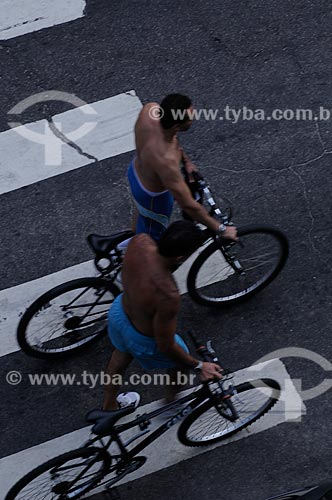 Subject: Friends walking with theyr bikes in the Francisco Otaviano street interdicted for the traffic of cars  / Place:  Rio de Janeiro city - Rio de Janeiro state - Brazil  / Date: 01/01/2009 