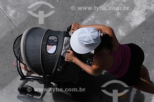  Subject: Mother and her baby crossing the street with a stroller  / Place:  Copacabana - Rio de Janeiro city - Rio de Janeiro state - Brazil  / Date: 01/2009 