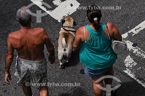  Subject: Couple walking their dog in Copacabana neighborhood / Place: Rio de Janeiro city - Rio de Janeiro state - Brazil / Date: 01/2009 