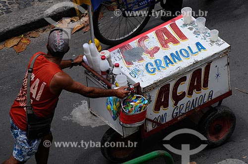  Subject: Street vendor selling acai / Place:  Copacabana - Rio de Janeiro city - Rio de Janeiro state - Brazil  / Date: 01/2009 