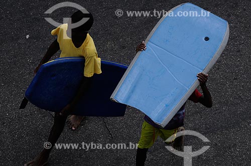  Subject: Children crossing the street with their bodyboards during the summer  / Place:  Arpoador - Rio de Janeiro city - Rio de Janeiro state - Brazil  / Date: 01/2009 