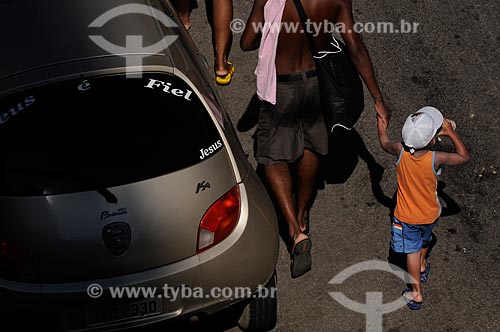  Subject: Adult and child walking on zona sul street  / Place:  Rio de janeiro city - Rio de Janeiro state - Brazil  / Date: 01/02/2009 