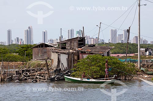  Subject: Houses of Ilha de Deus (Deus Island) slum, with the buildings of the Boa Viagem beach in the background  / Place:  Recife city - Pernambuco state - Brazil  / Date: 14/10/2010 