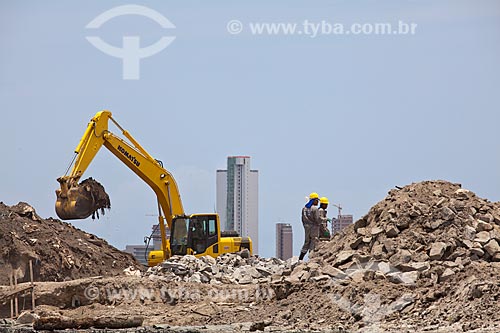  Subject: Workers in a construction site at Ilha de Deus (Deus Island) - Civil engineering  / Place:  Recife city - Pernambuco state - Brazil  / Date: 14/10/2010 