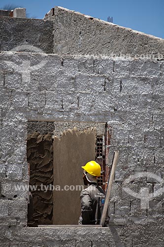  Subject: Civil engineering - Workers building a new housing complex on the Ilha de Deus (Deus Island)  / Place:  Recife city - Pernambuco state - Brazil  / Date: 10/2010 