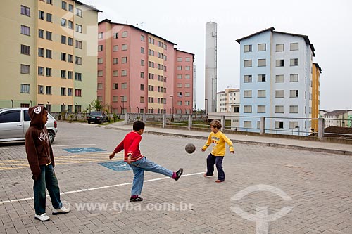  Subject: Children playing soccer - leisure in the Sao Bernardo do Campo S2 condominium  / Place:  Sao Paulo city - Sao Paulo state - Brazil  / Date: 10/2010 